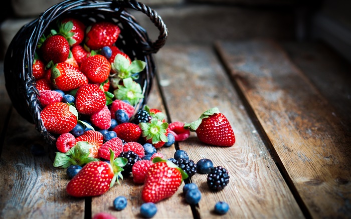 新鮮水果，紅色漿果，草莓，覆盆子，黑莓，藍莓 桌布 圖片