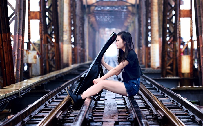 女孩坐在鐵路玩吉他，橋樑 桌布 圖片