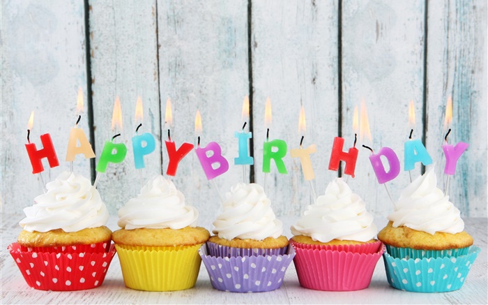 生日快樂，五杯形蛋糕，蠟燭，五顏六色的字母，奶油蛋糕 桌布 圖片
