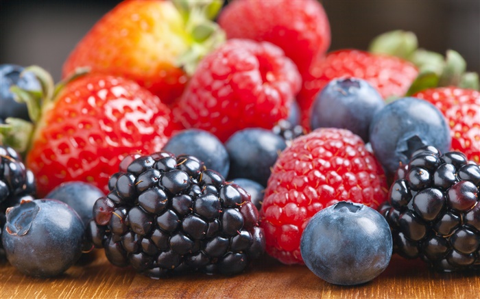 許多漿果，藍莓，黑莓，草莓，覆盆子 桌布 圖片