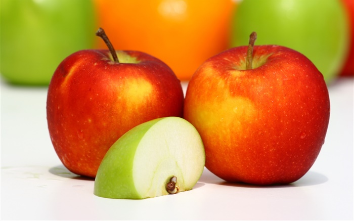兩個紅蘋果，青蘋果片，美味的水果 桌布 圖片