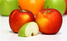 兩個紅蘋果，青蘋果片，美味的水果 高清桌布