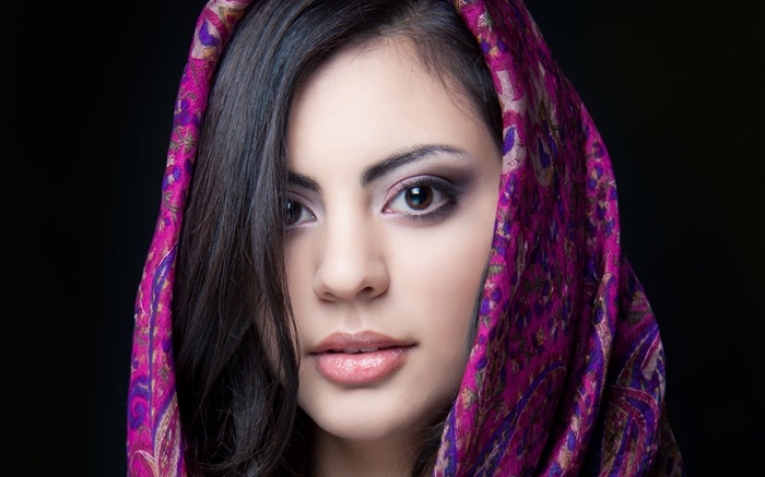 美麗的印度女孩，棕色的眼睛，圍巾 桌布 圖片