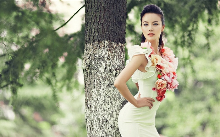 漂亮的衣服的亞洲女孩，苗條的身材，鮮花 桌布 圖片