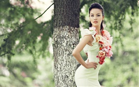 漂亮的衣服的亞洲女孩，苗條的身材，鮮花