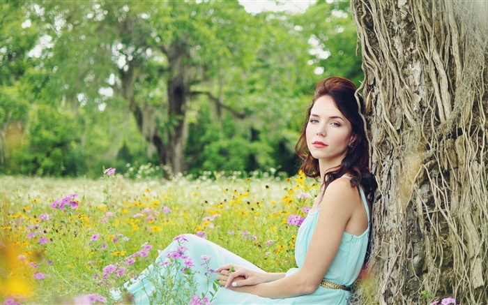 淡藍色連衣裙的女孩，夏天，花，樹 桌布 圖片