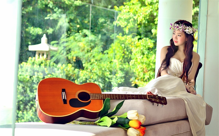 亞洲音樂的女孩，白色禮服，吉他，鬱金香 桌布 圖片