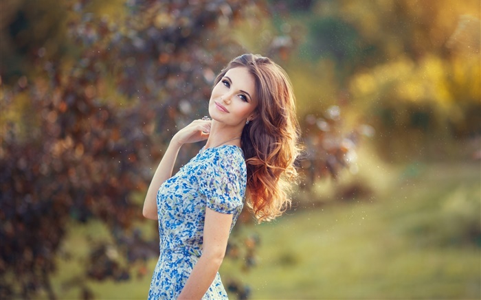 美麗的女人，藍色的衣服，背景虛化 桌布 圖片