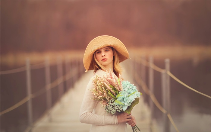 女孩在橋上，金發碧眼，帽子，肖像，鮮花 桌布 圖片