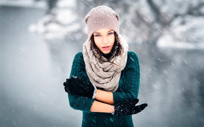 女孩在寒冷的冬天，雪，風，手套，帽子 桌布 圖片