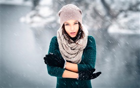 女孩在寒冷的冬天，雪，風，手套，帽子