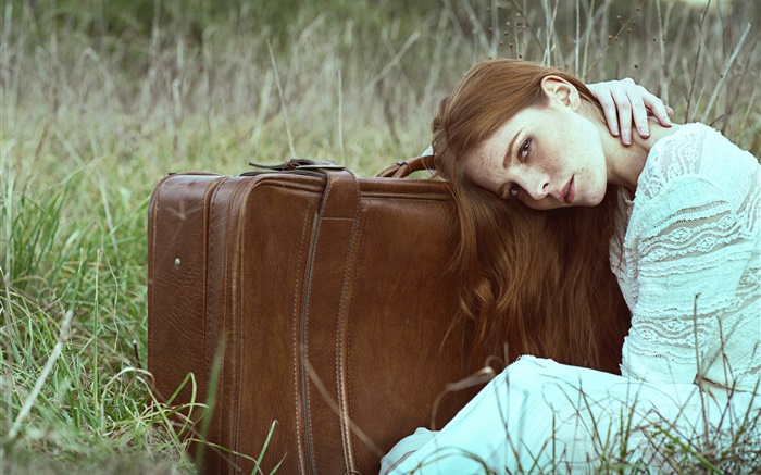 女孩在草地上，白色的衣服，行李箱 桌布 圖片
