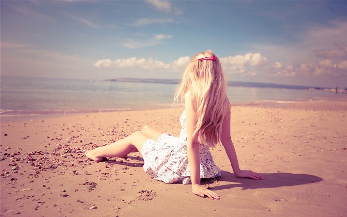 在海灘上休息的女孩，陽光，夏天 桌布 圖片
