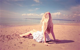 在海灘上休息的女孩，陽光，夏天 高清桌布