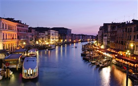 晚上，意大利威尼斯運河，船，房屋，燈 高清桌布