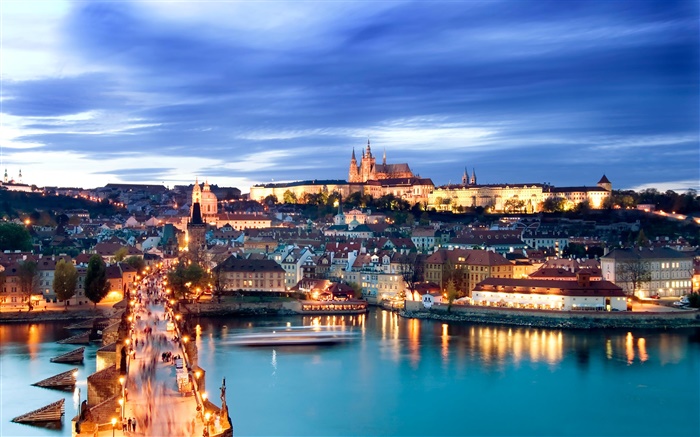 布拉格城市夜景，燈光，住宅，查理大橋，河，黃昏，天空 桌布 圖片