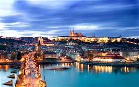 布拉格城市夜景，燈光，住宅，查理大橋，河，黃昏，天空 高清桌布