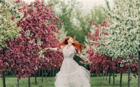 紅發女孩的舞蹈，花卉，樹木，春天，背景虛化