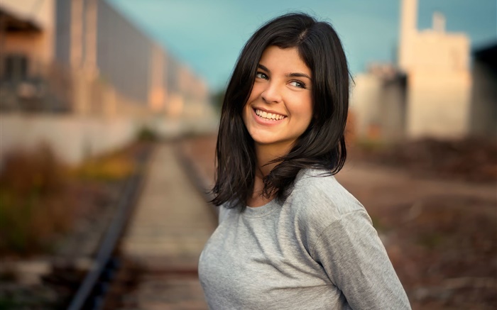 微笑的女孩，黑色的頭髮，鐵路，背景虛化 桌布 圖片