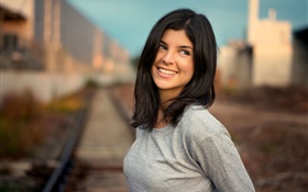 微笑的女孩，黑色的頭髮，鐵路，背景虛化 高清桌布