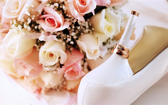 結婚戒指，粉紅色的玫瑰鮮花，高跟鞋 桌布 圖片