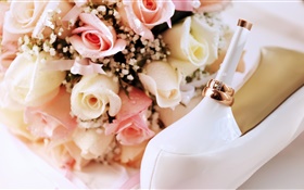 結婚戒指，粉紅色的玫瑰鮮花，高跟鞋