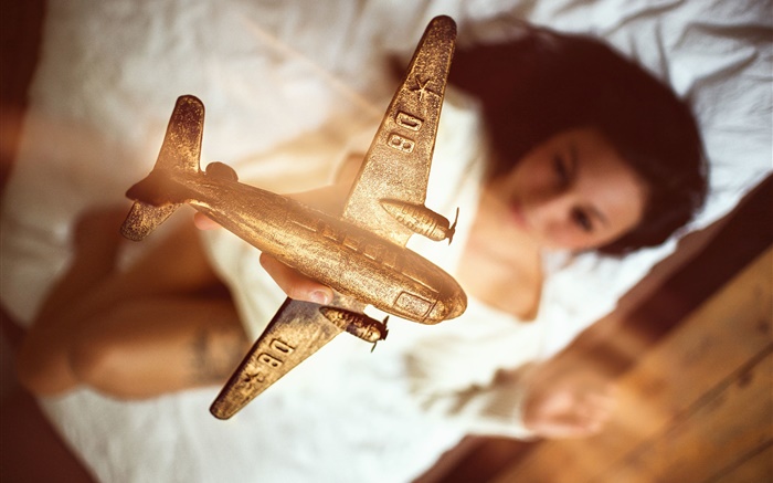 飛機模型，金黃，女孩 桌布 圖片