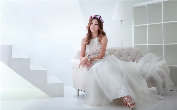 亞洲女孩，漂亮的禮服，新娘，姿勢，沙發 桌布 圖片