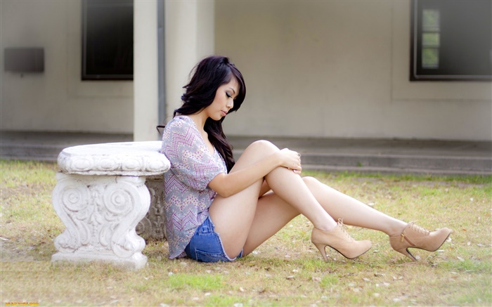 亞洲女孩坐在地面，美麗的腿 桌布 圖片
