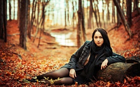黑髮女孩在森林，秋天，黃葉