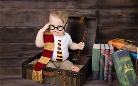 可愛的小男孩，箱包，書籍，眼鏡 高清桌布
