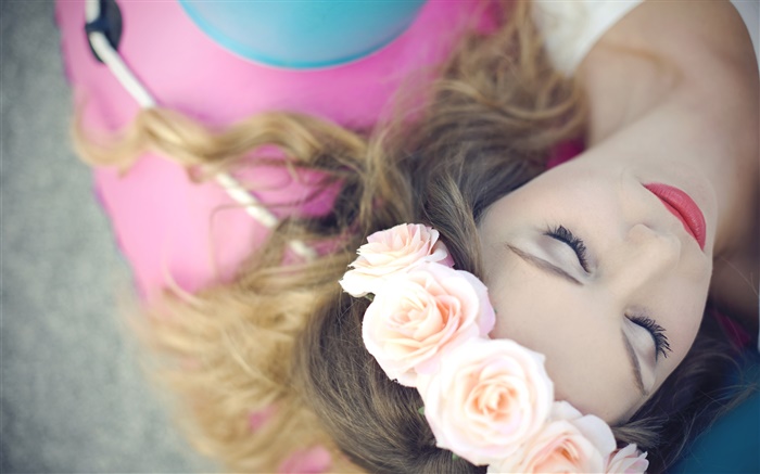 女孩睡眠，鮮花，玫瑰，花圈 桌布 圖片