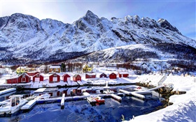 挪威的冬天，雪，海灣，山，房子，船