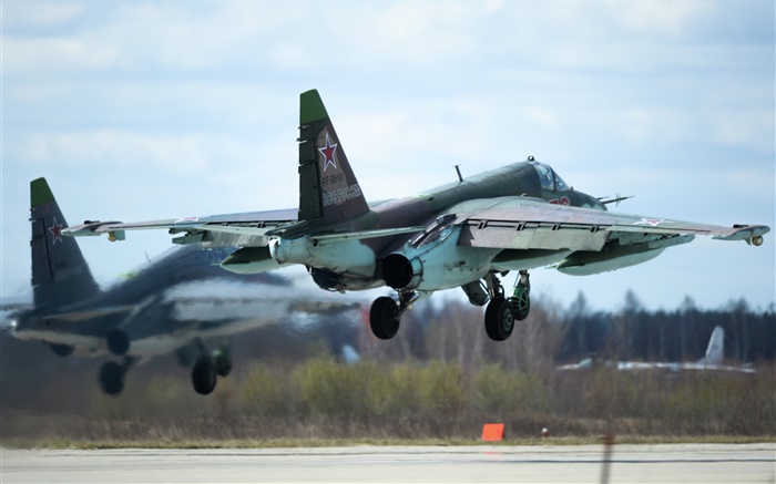 蘇-25戰鬥機亞音速起飛 桌布 圖片