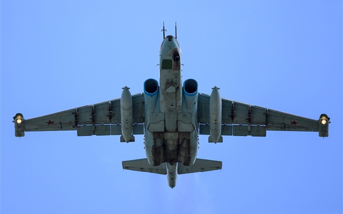 蘇-25攻擊機，戰鬥機亞音速飛行，仰視圖 桌布 圖片