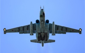 蘇-25攻擊機，戰鬥機亞音速飛行，仰視圖 高清桌布