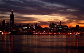 美麗的城市夜景，房屋，河流，燈，日落，紅色的天空 高清桌布
