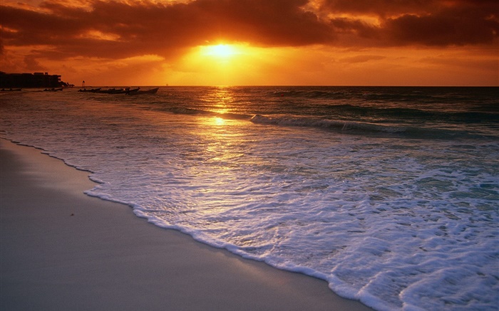 美麗的夕陽，海水，沙灘，雲，紅色的天空 桌布 圖片