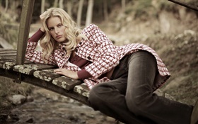 金發女孩躺在木橋上，外套 高清桌布