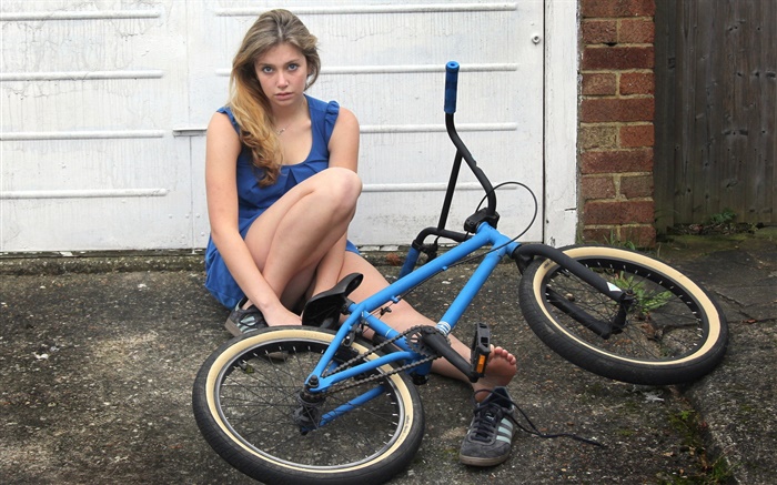 藍色連衣裙的女孩，自行車 桌布 圖片
