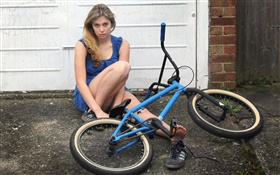 藍色連衣裙的女孩，自行車
