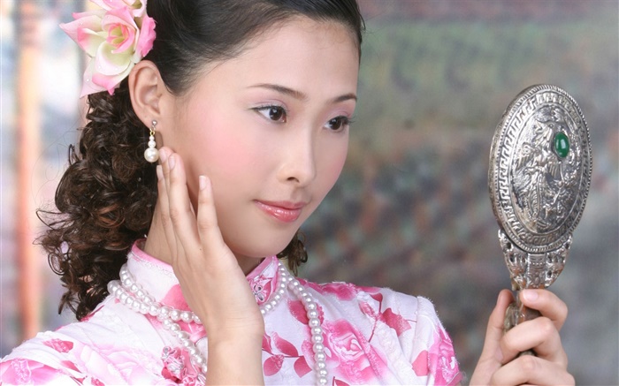 旗袍的女孩用鏡子，中國，亞洲 桌布 圖片