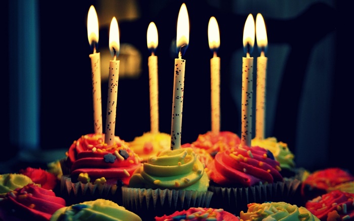 蛋糕，蠟燭，生日快樂 桌布 圖片