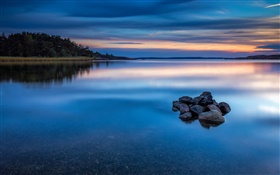 黃昏，湖泊，水，石頭，樹木，挪威自然景觀