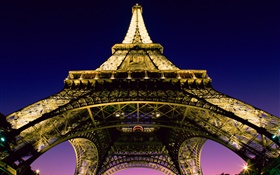 艾菲爾鐵塔，仰望，燈光，夜晚，巴黎，法國 高清桌布