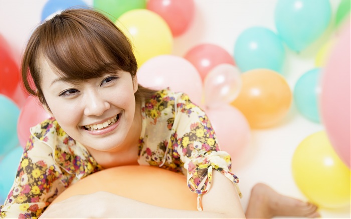 快樂的亞洲女孩，五顏六色的氣球 桌布 圖片