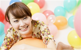 快樂的亞洲女孩，五顏六色的氣球 高清桌布