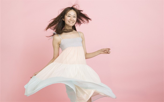 快樂的亞洲女孩，粉紅色的背景 桌布 圖片