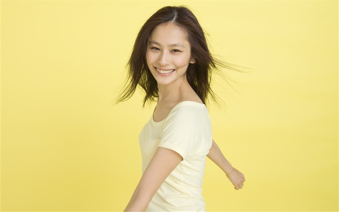 快樂的亞洲女孩，黃色的背景 桌布 圖片