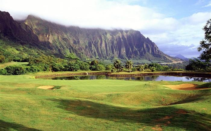 美國夏威夷，高爾夫球場，草，山，樹，湖，雲 桌布 圖片